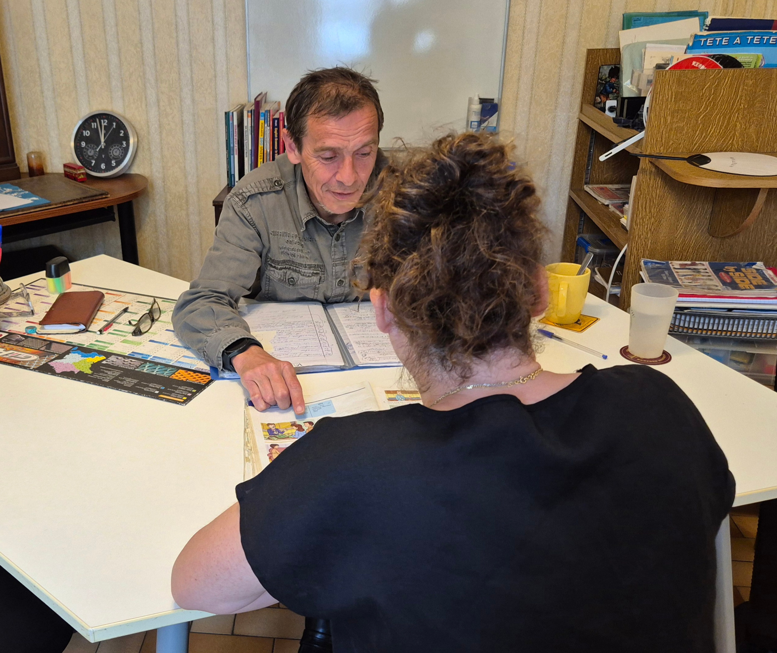 Professeur d'Enjoy English pendant un cours d'anglais professionnel individualisée pour une salariée d'entreprise à Villefranche-de-Lauragais