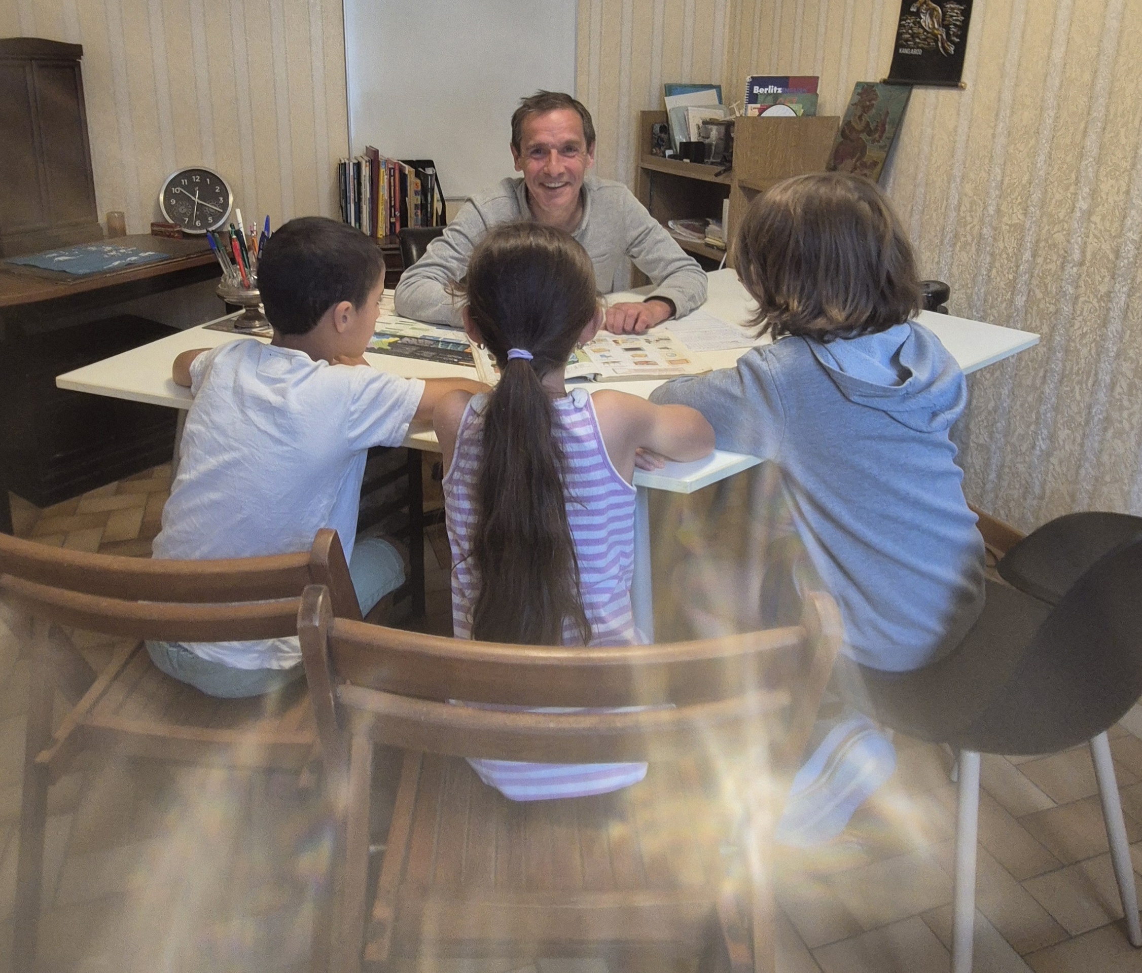 Trois jeunes élèves de dos participent attentivement le cours d'anglais ludique pour enfants proposé par le professeur Enjoy English à Villefranche de Lauragais.